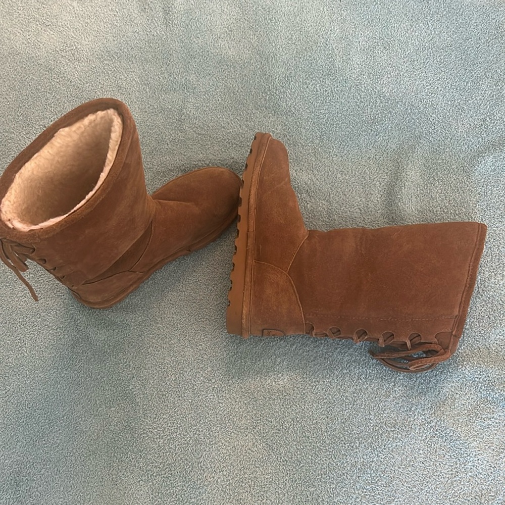 New without tags BEARPAW Women's Phylly Hickory color| Women's Boot Suede